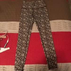 Lululemon high waisted sz6 gold sequin print